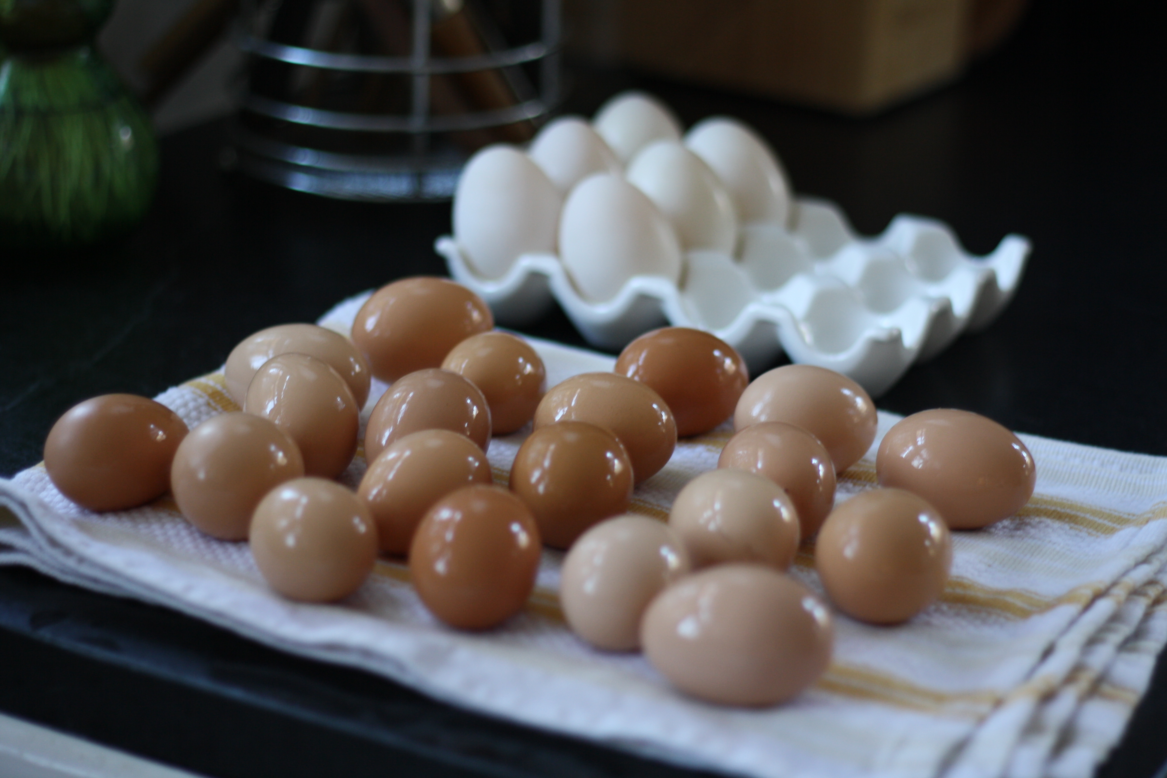 Можно ли мыть домашние яйца перед хранением. Мытье яиц. Мытое яйцо. Помыть яйца. Местные яйца.